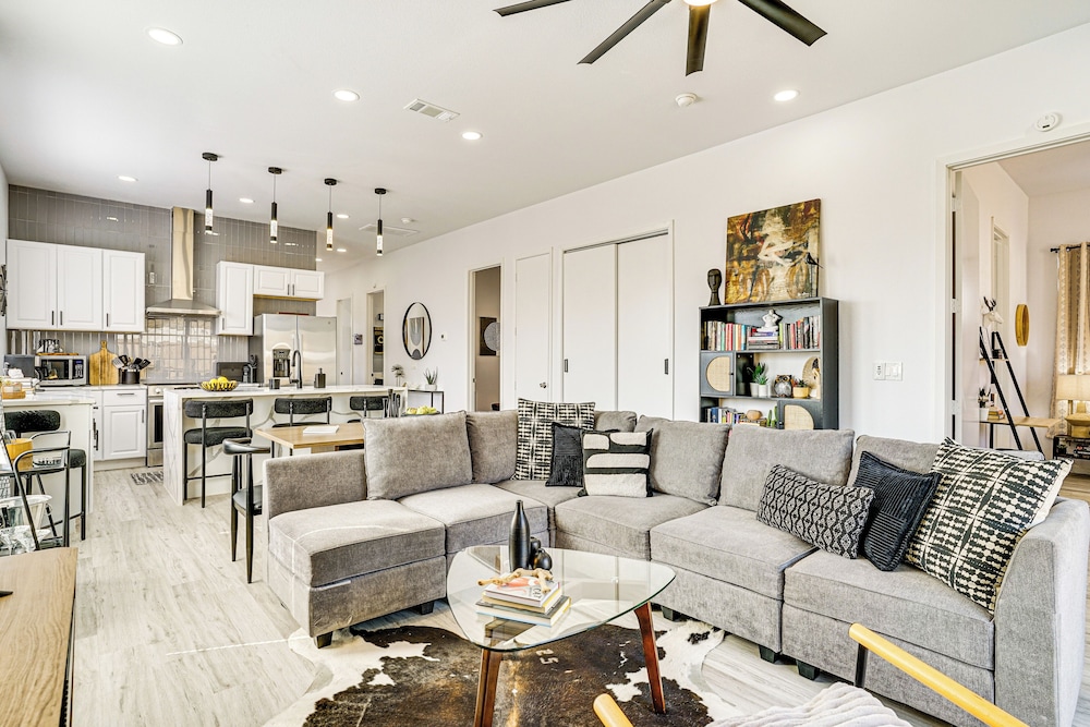 Walk to Lake: Modern Pet-friendly Home in Granbury