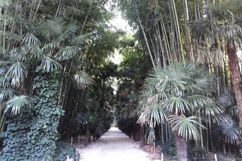 Nice Holiday Home With Private Terrace, Arpaillargues-et-aureillac