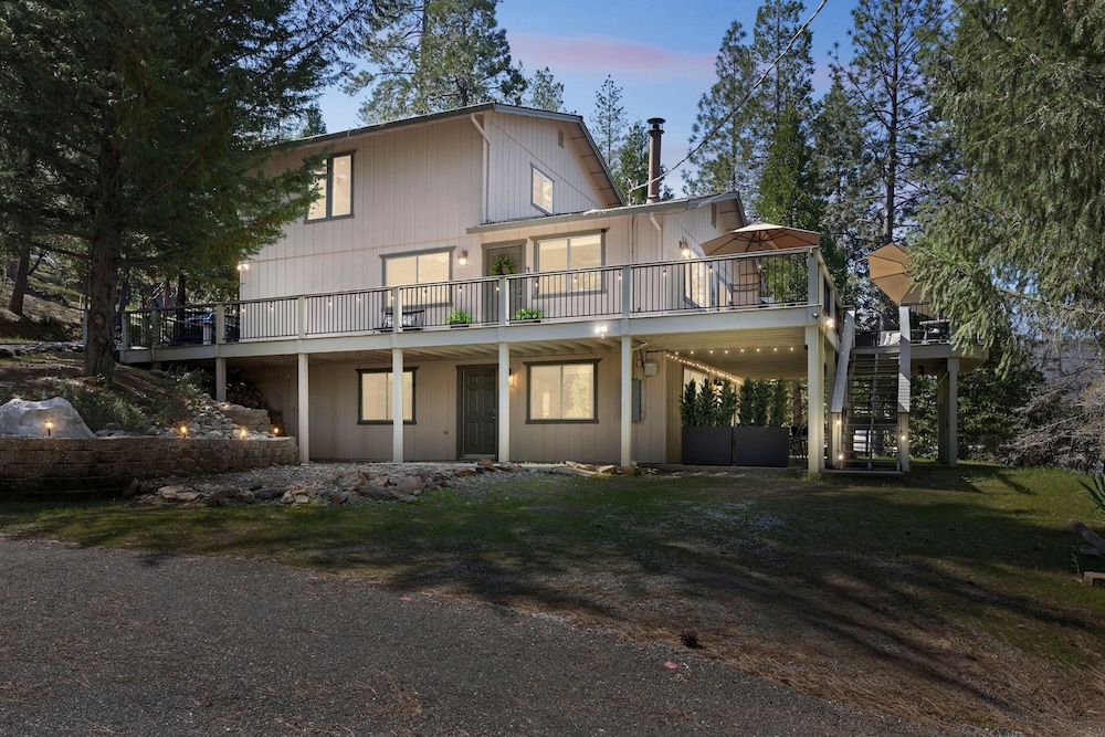 Whispering Pines Retreat 5 Bedroom Home by Yosemite Region Resorts