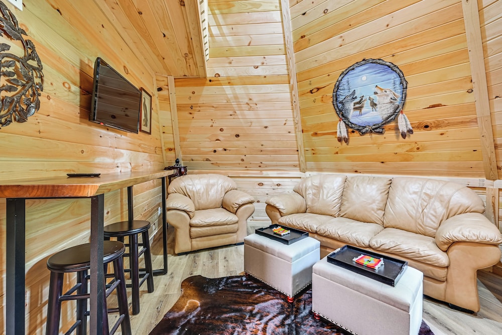 5 Mi to Mammoth Cave NP: Teepee Studio Escape