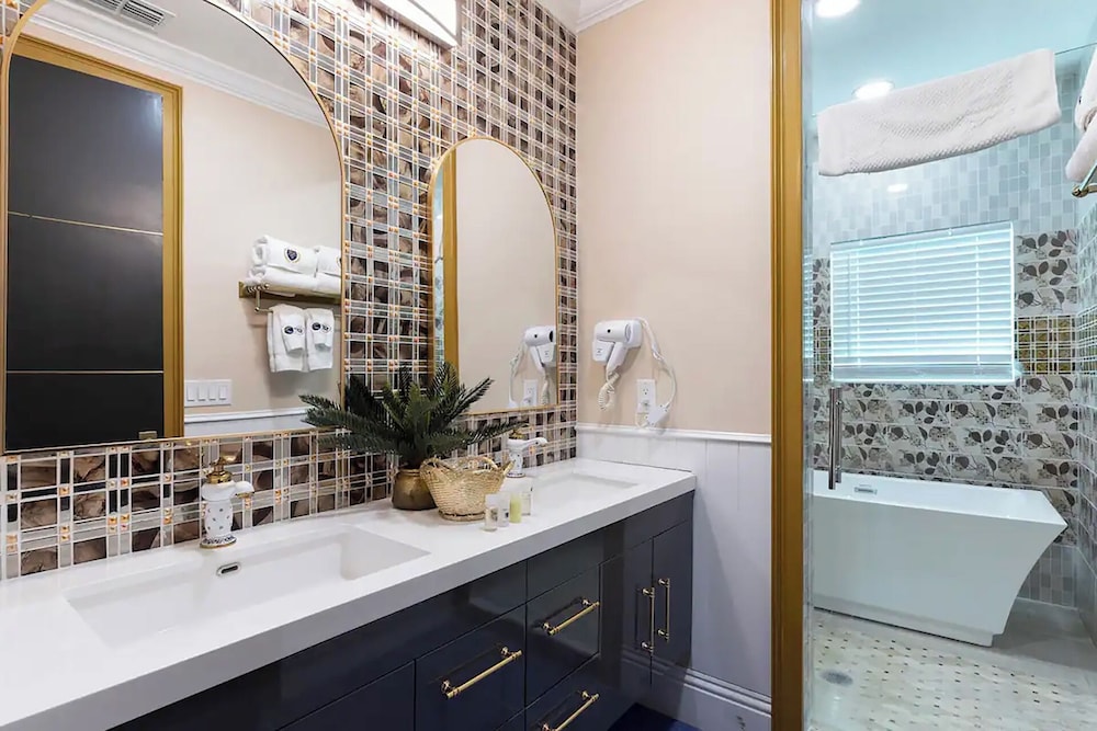 Luxury Mansion w Pool Sleeps 60