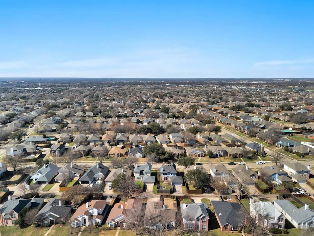 Frisco Castle 3BR Garage Parking Gated Backyard