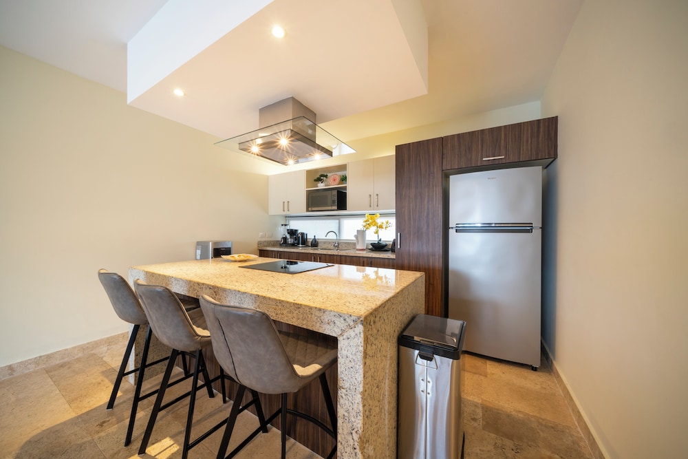 Modern PH with 2 Br & Pool at Arena 509