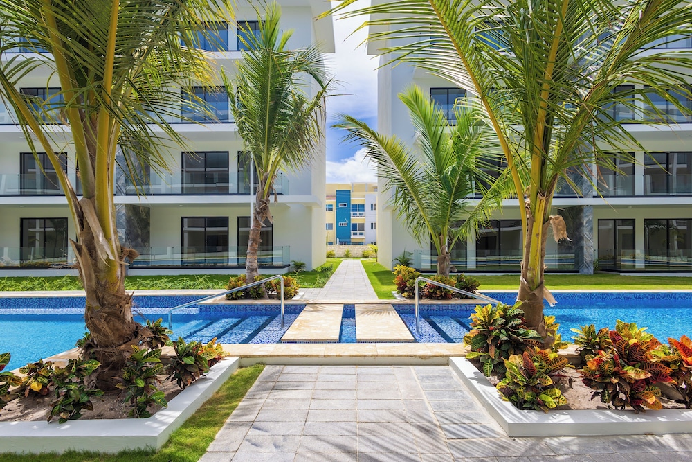 Tropical 2BR Retreat - Terrace, BBQ and Pool