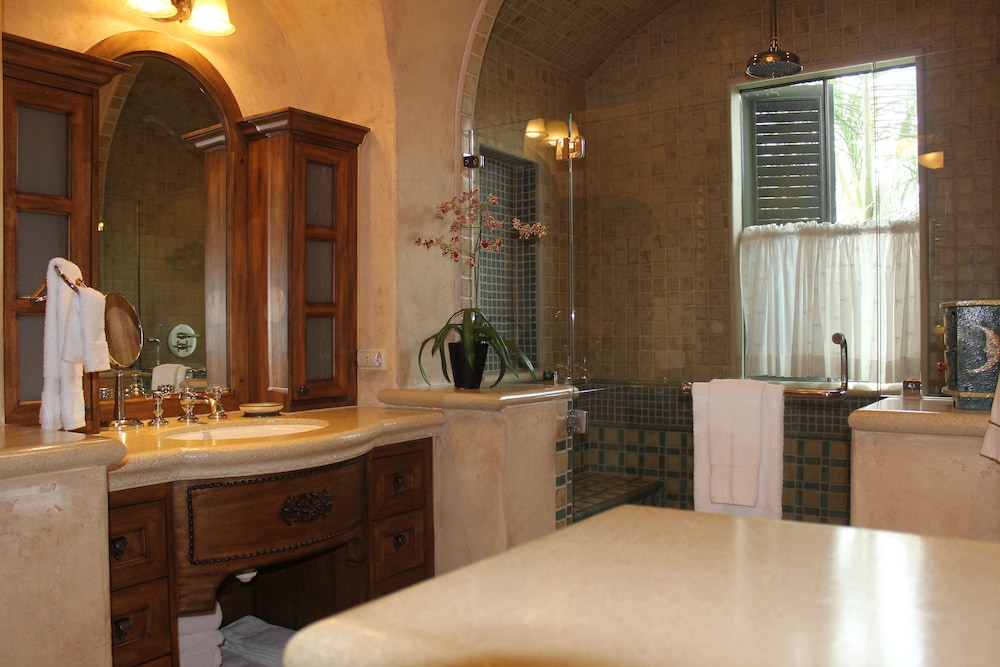 CR Luxury Los Sueños Condos