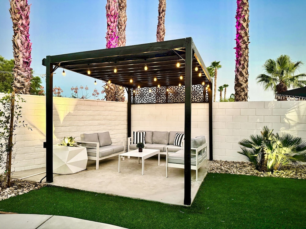 Palm Luxe Estate Luxury Desert Retreat With Pool
