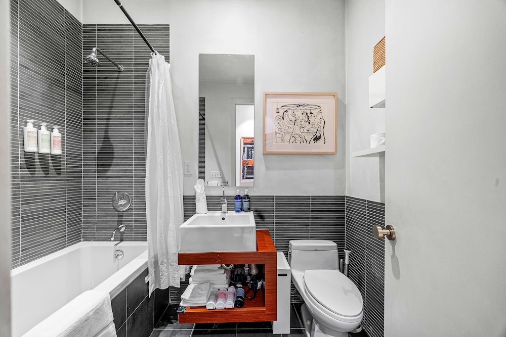 Havemeyer by Rove Travel Duplex Loft w Terrace