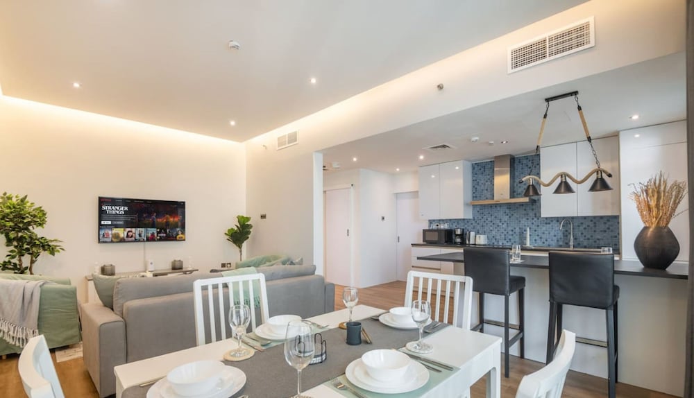 Luxury 1BR in Marina High-rise Living With Views