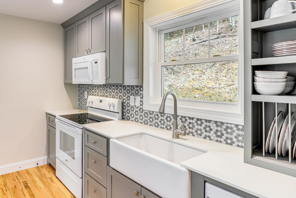 Farm On-site: Mtn-view Cottage in Hendersonville!