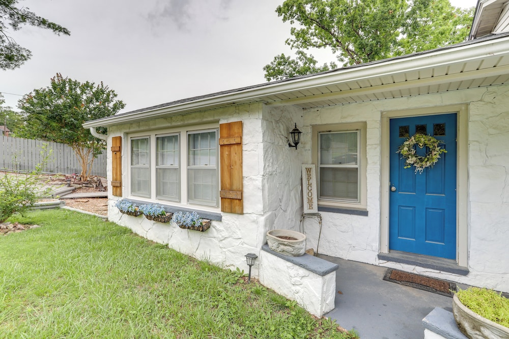 Norfork Lake Views: Home w/ Deck in Henderson