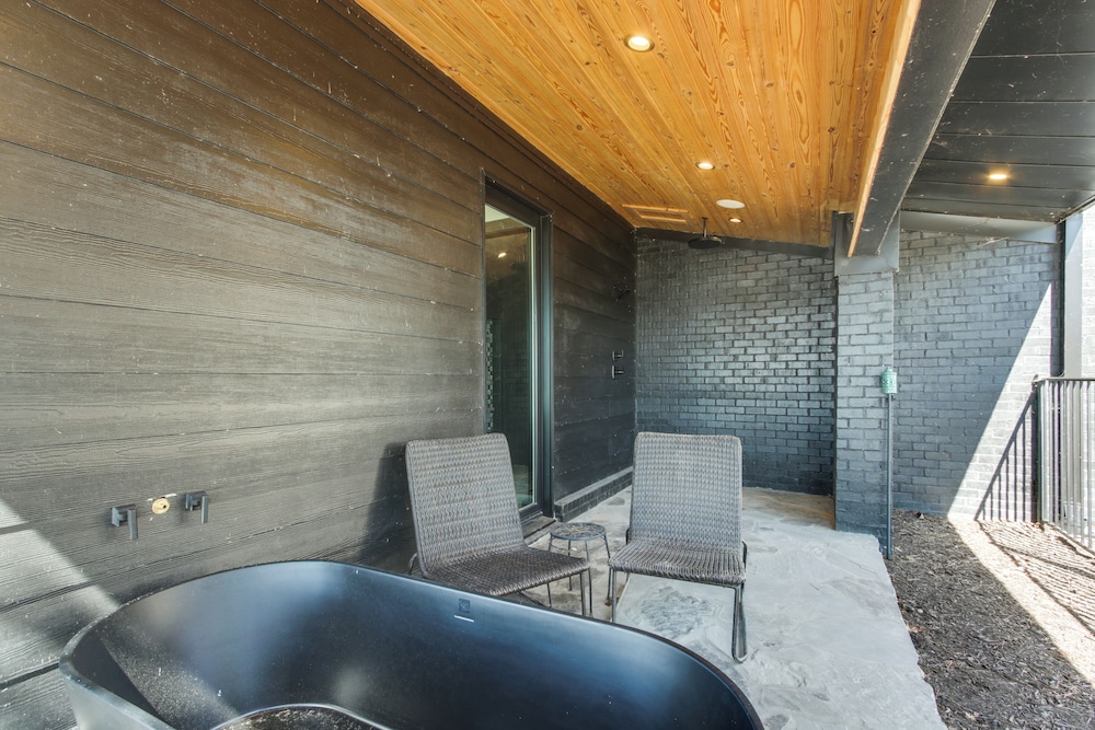 Private Dock & River Views: Modern Gem in Waterloo