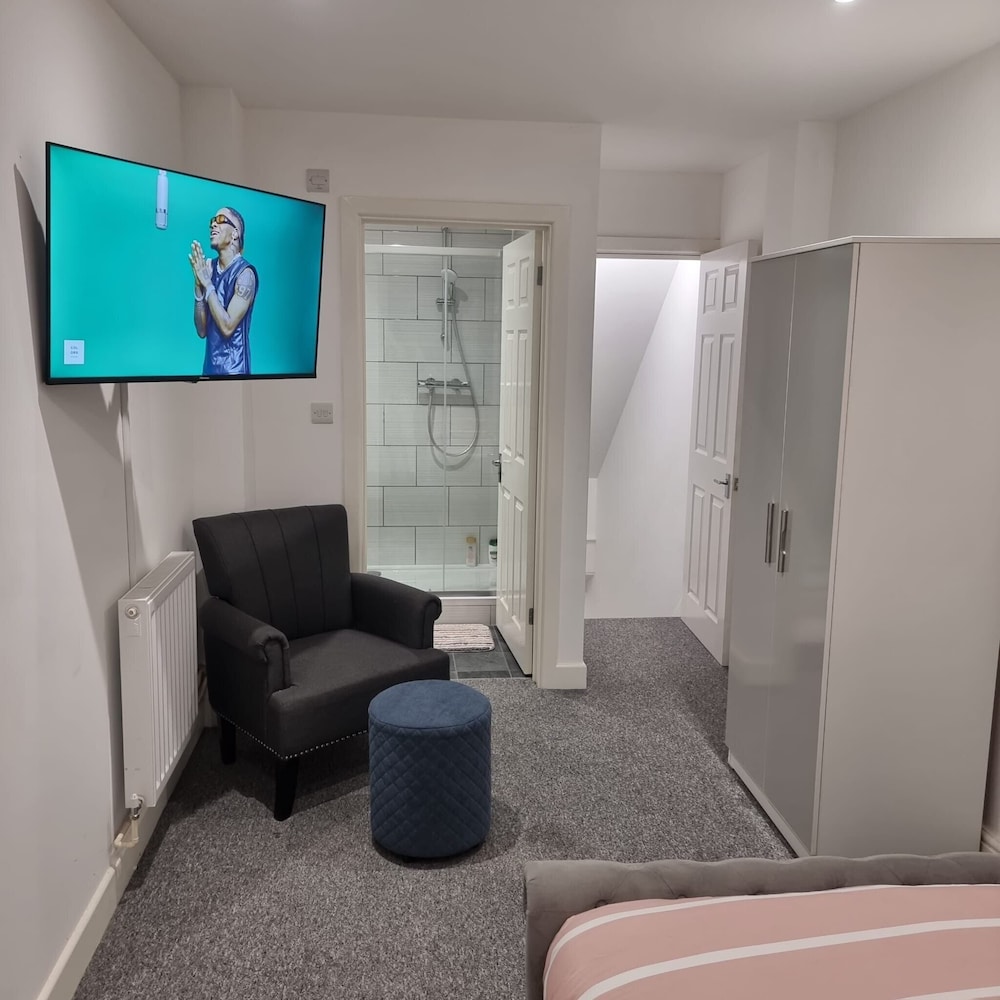 London Oasis Modern 2BR Apartment