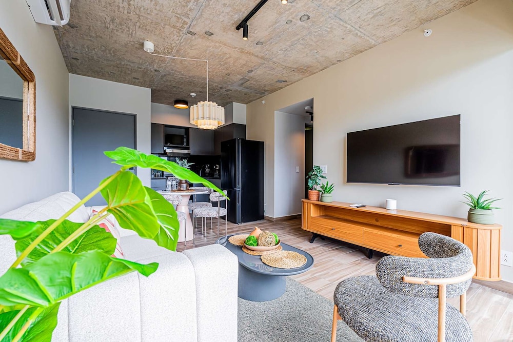 w Modern 2BR w Great Deco in Centriqo