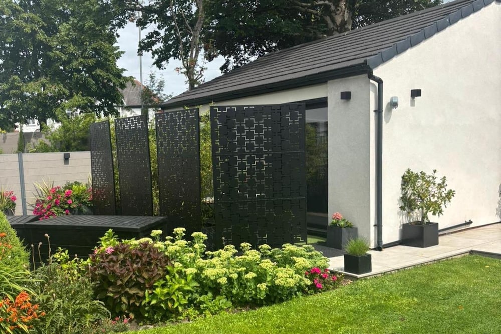 Cottage - Sleeps 2, Patio & Free On-road Parking