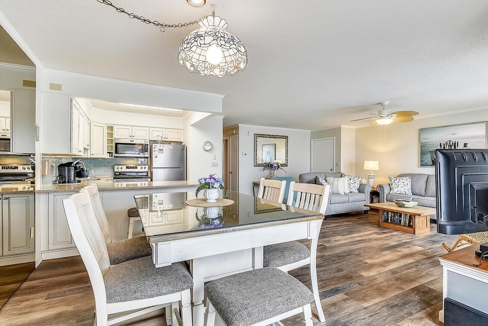 Harbour Island 403l 2 Bedroom Condo by RedAwning