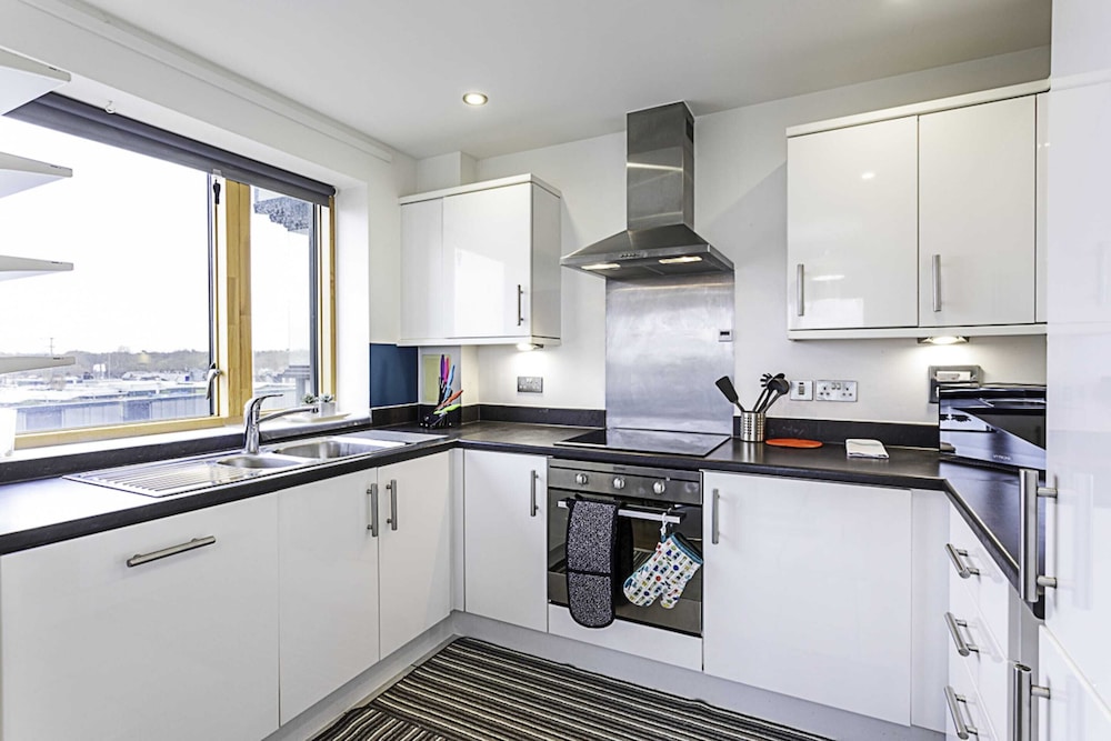 Trendy Queen's Park Apartment With Views Across London