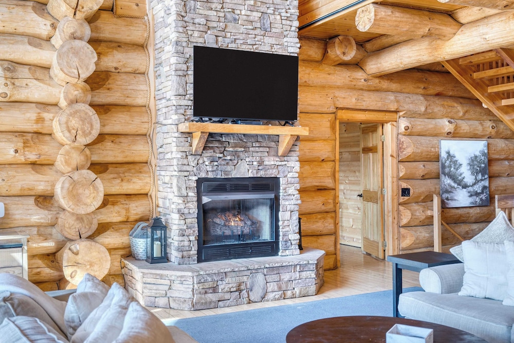 Pinnacle Chalet by Avantstay Luxury Cabin w/ Panoramic Views, Fireplace & Game Room