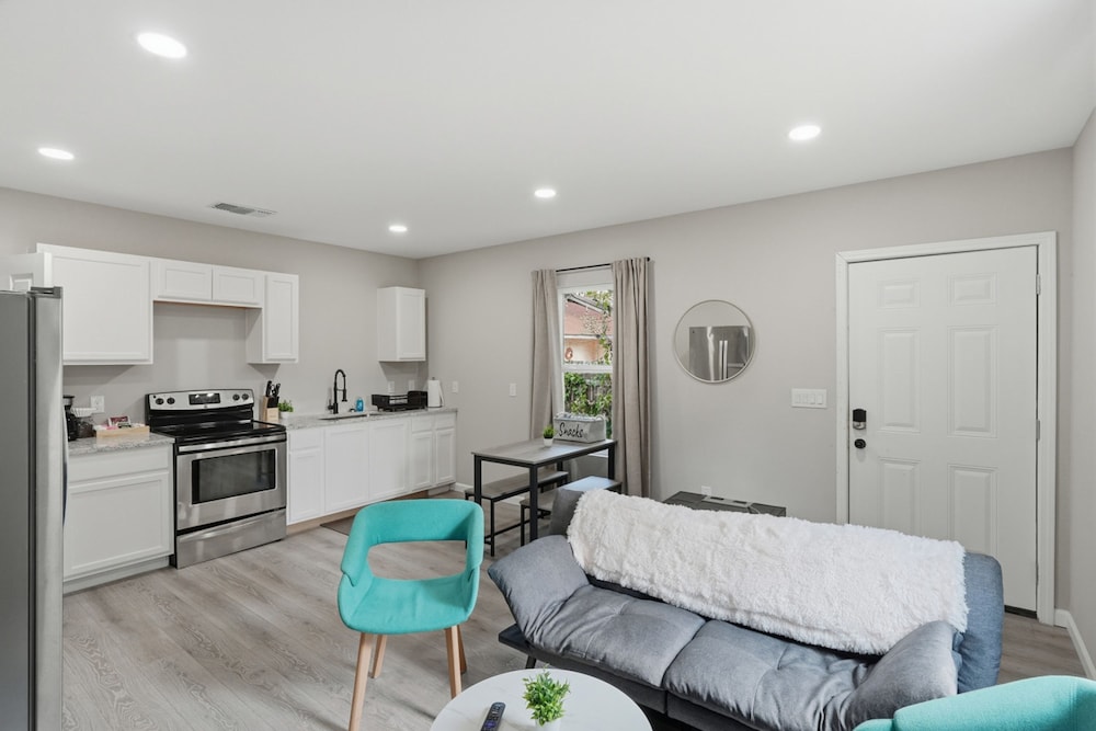 Cozy 3BR Suite Insuite Laundry Min to Downtown