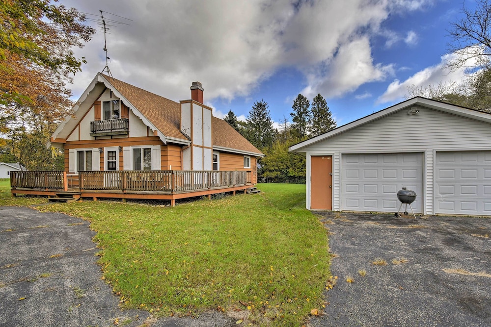 Walk to Green Lake & Beach: Cozy Cabin w/ Deck