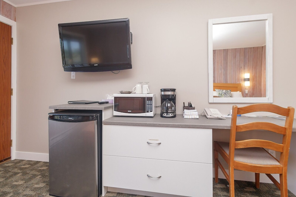 The Cedarwood Inn & Suites
