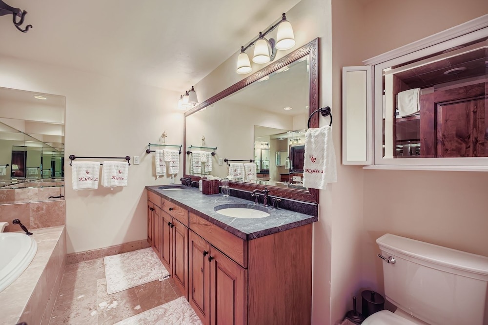 Fairway Drive Retreat 6 Bedroom Home