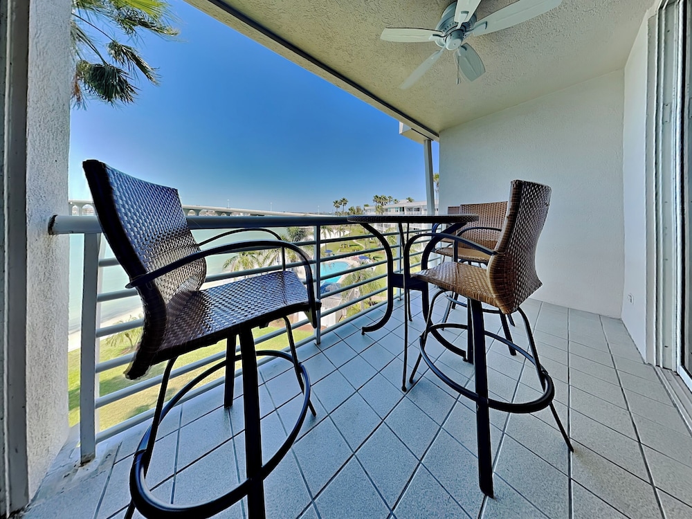 Bahia Vista 9-521 by Distinctive Beach Rentals