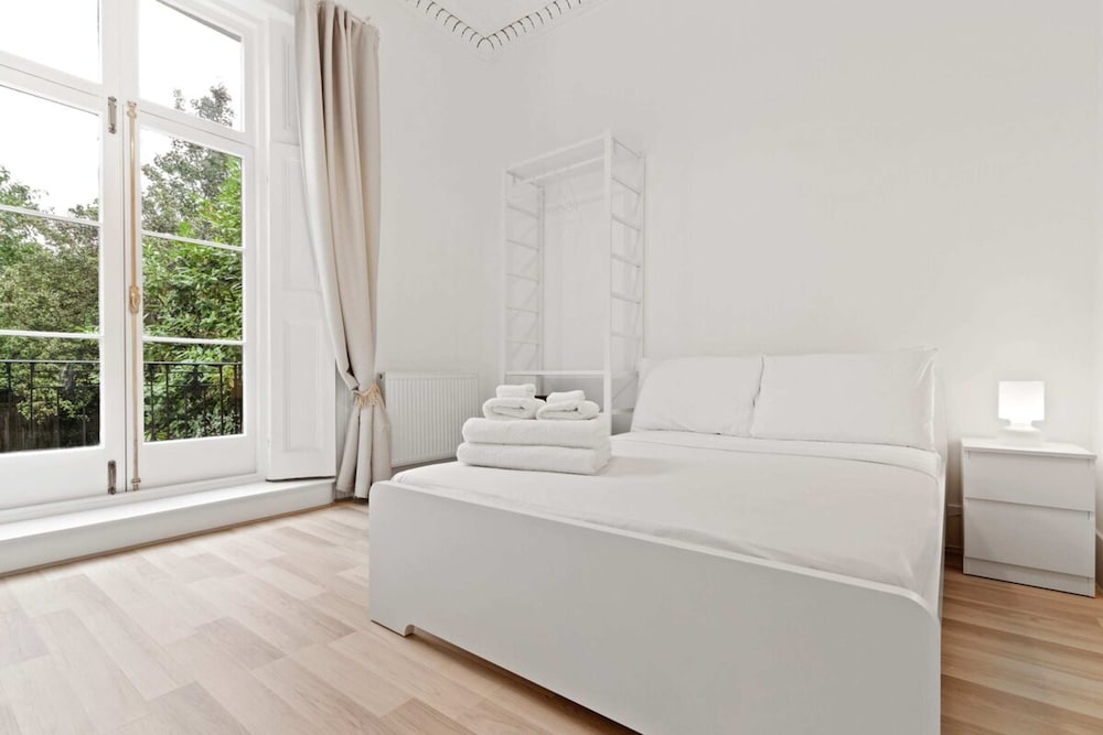 Refined, Light 1 Bed Apt w Balcony in Brixton