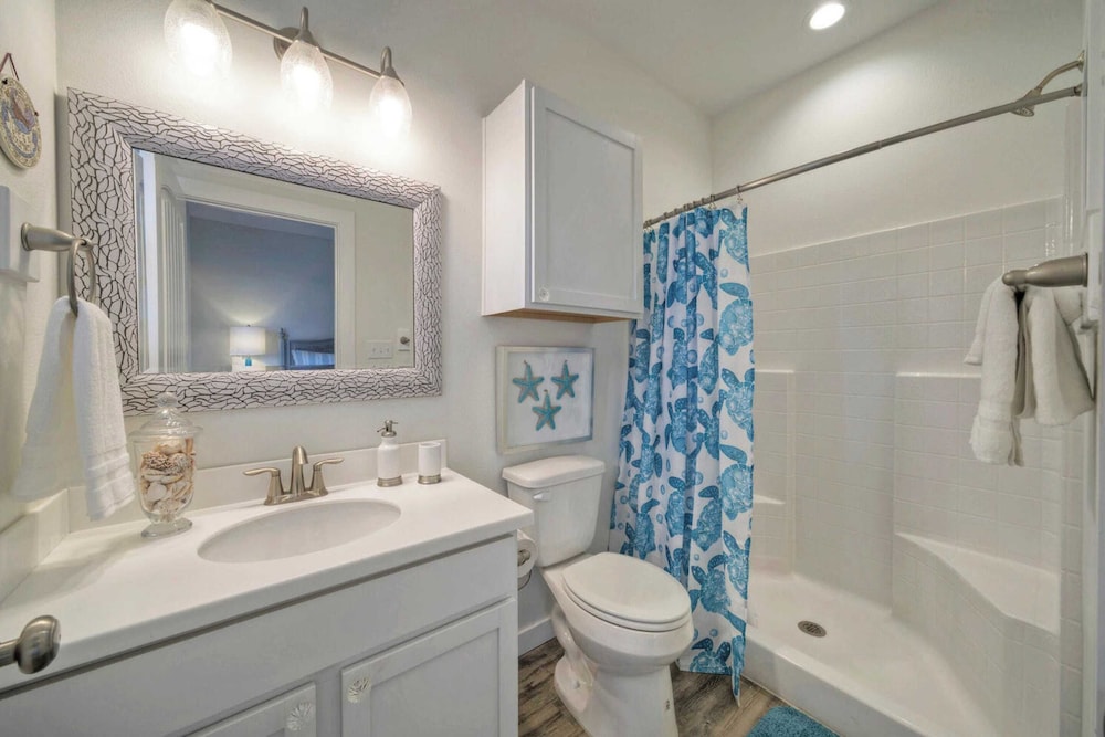 Sleeps 29, 3 Homes Beachside Resort Pool, Walk to the Beach