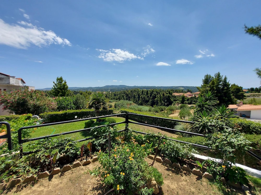 Elani Private Retreat - Villa Anna Garden Escape view 3