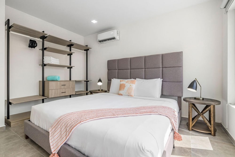 NEW 6 Bedroom Villa 2min Eagle Beach Palm Beach