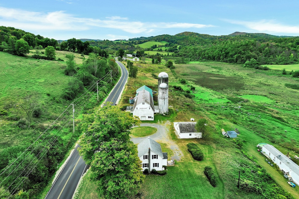 4 Mi to Dtwn Granville: Family Home w/ Deck!