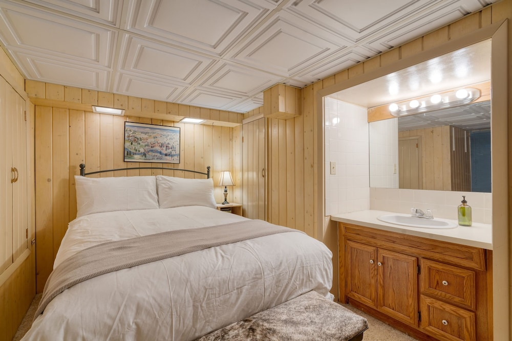 Vail Vista Mountain Retreat w Balcony Views Near Vail Ski Village