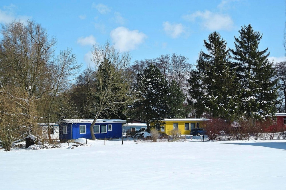 Bungalow am See mit Ruderboot in Klein Labenz