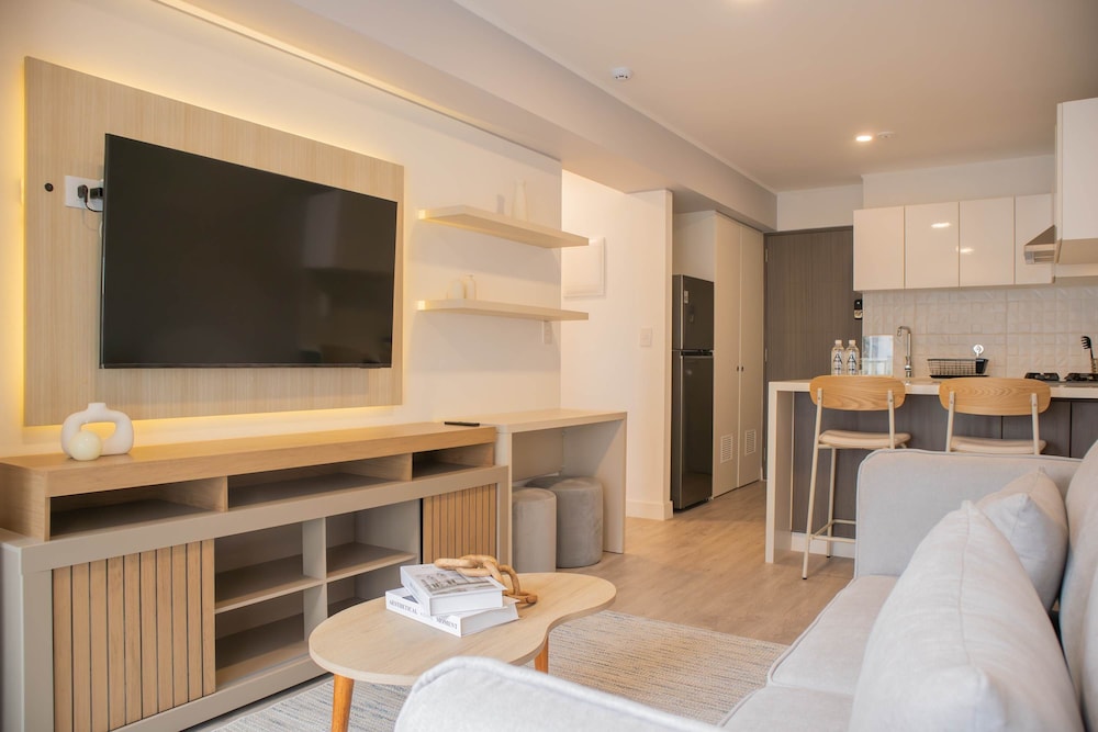 w Sunlit 1BR w Private Balcony in Miraflores