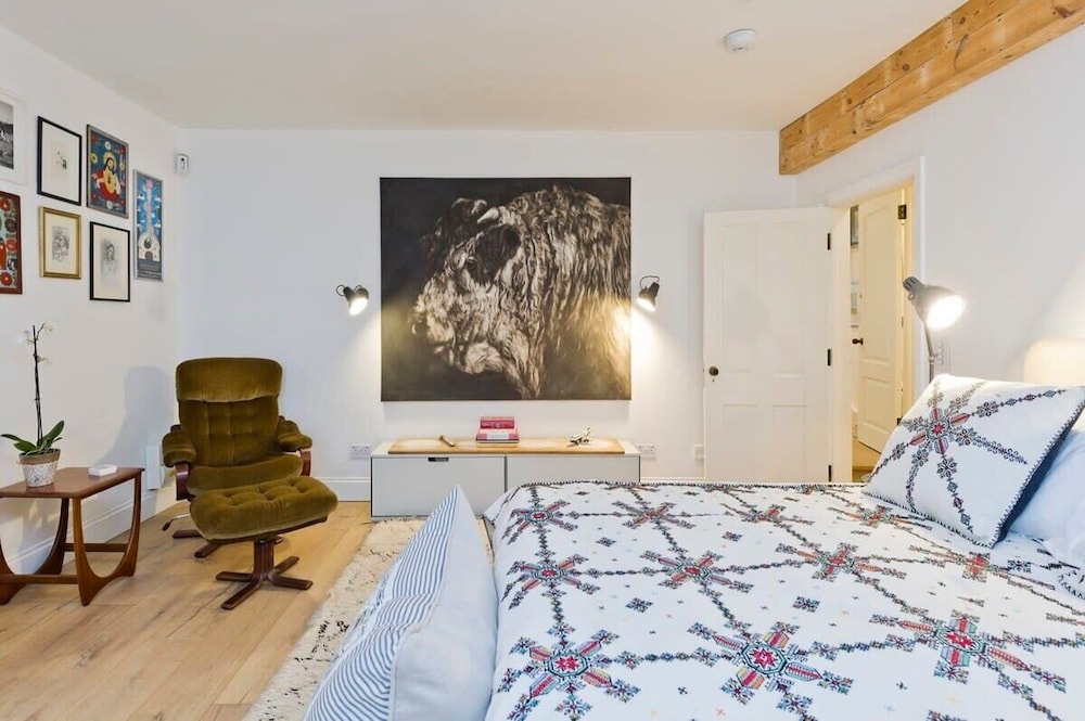 Gorgeous & Grand 5 Bed House, Holland Park