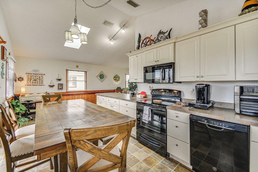 Walk to Beach + Restaurants: Outer Banks Retreat