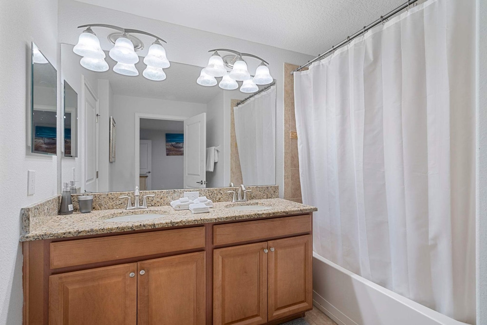 4BR Townhome With Pool at Storey Lake