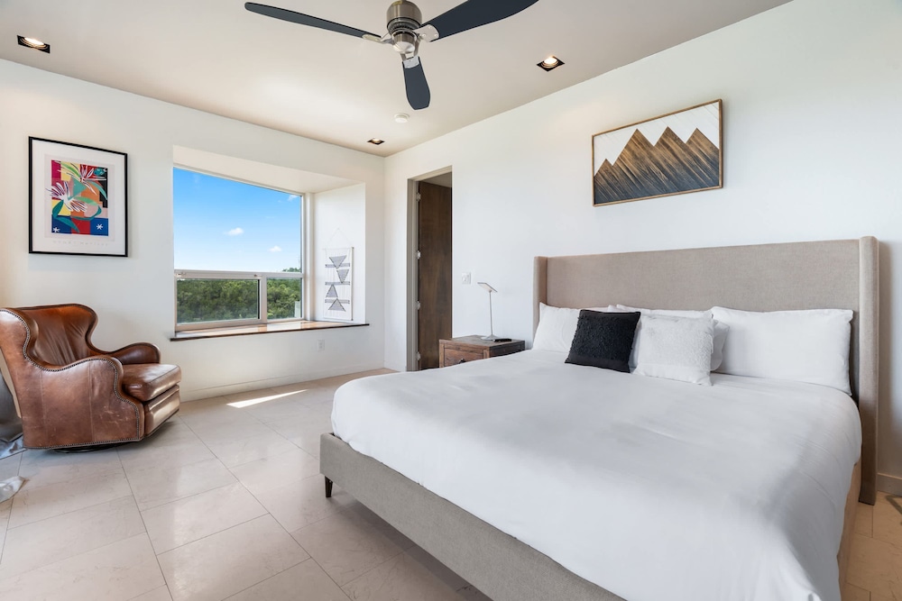 Luxury 7BR Hill Country Gem With Barndominium