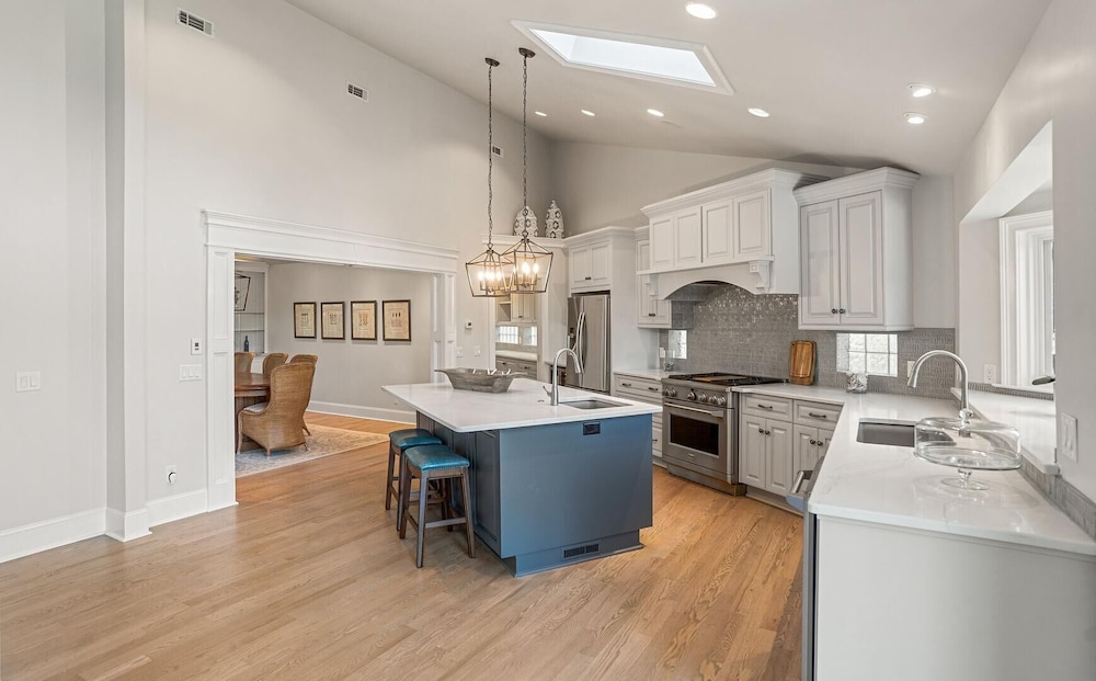 Elegant, Marsh-front 5-bed, 4-bath Home, Sleeps 12