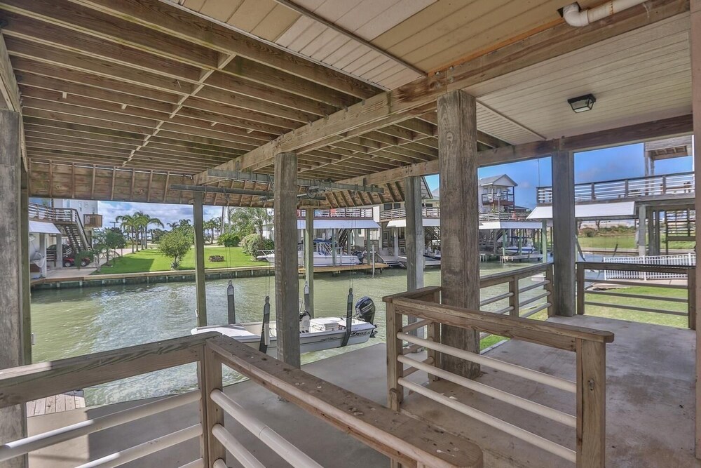 Tropical Oasis In Beautiful Galveston-tiki Island 3 Bedroom Home by RedAwning view 5