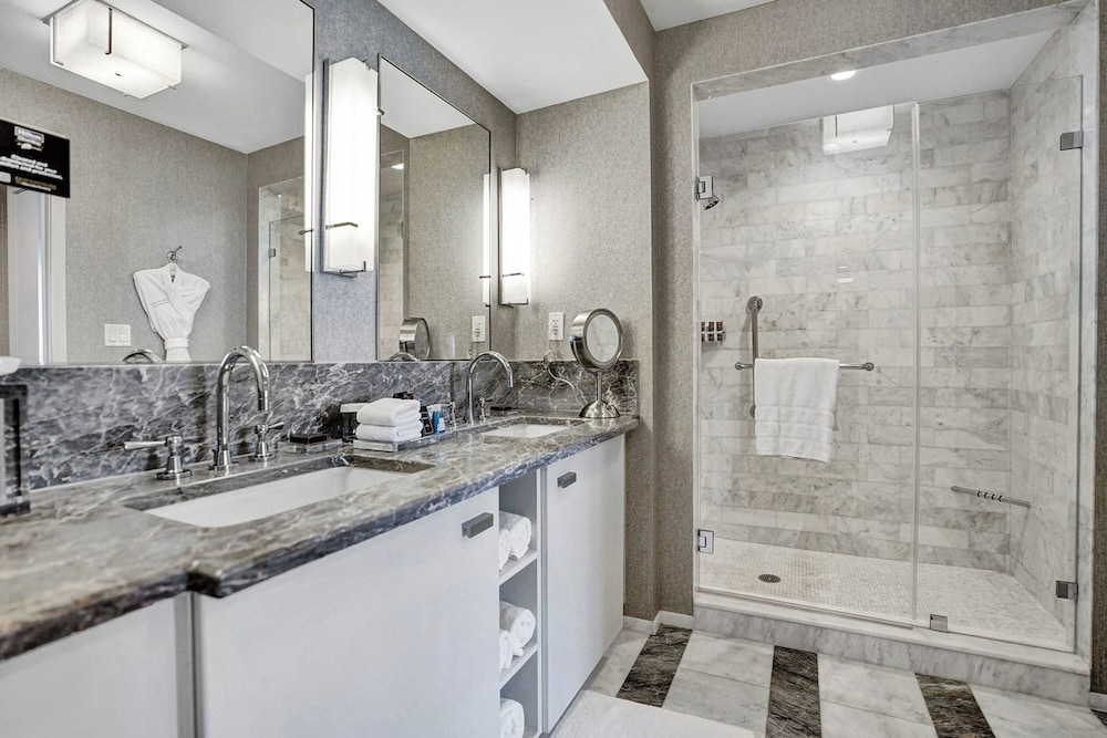 Chic Beachfront Bliss: Your Perfect 1 BR Retreat !