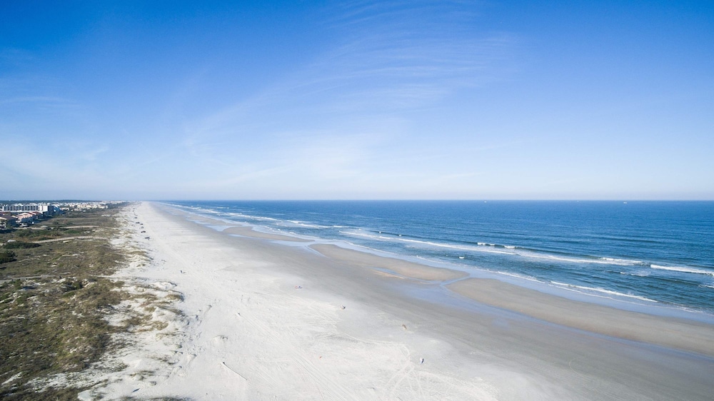 Seaside Haven: Stylish Condo, 3 Pools New Rental