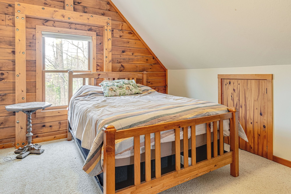 8 Mi to IU: Cabin w/ Reading Nook, Fire Pit & Yard