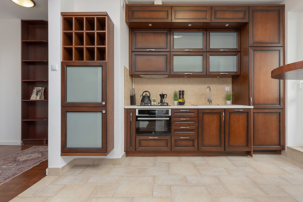 Cozy Apartment Near Airport by Renters view 2