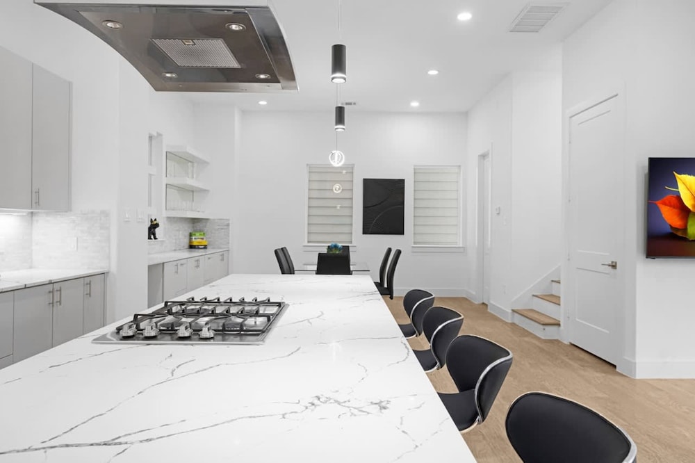 Perfect Houston Group Stay for 12 With 6 Beds 6 Baths