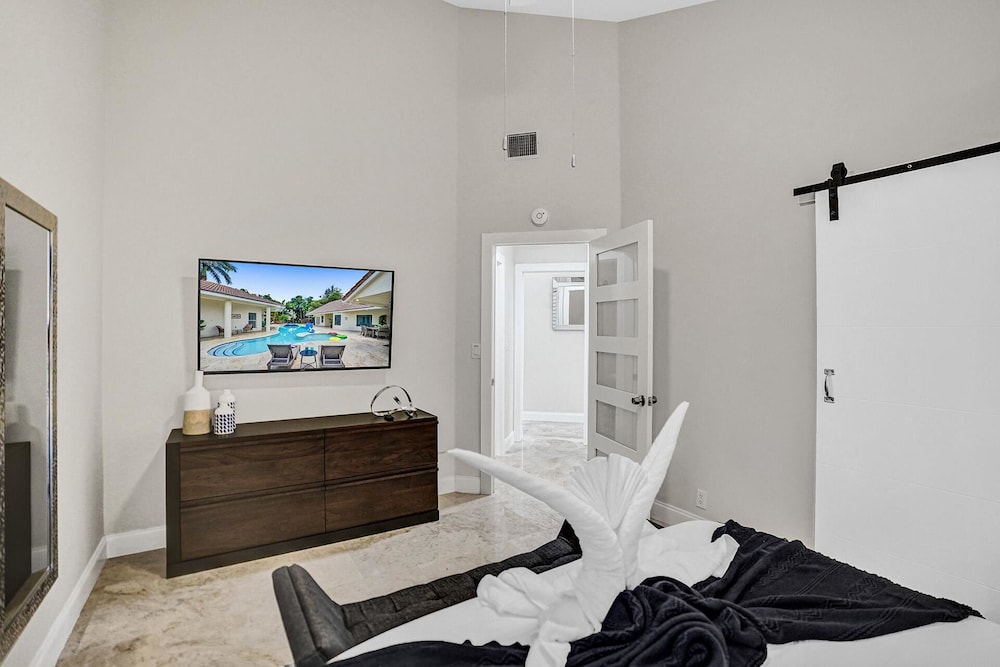 The Grand Luxe 8BR Villa w Pool and Basketball