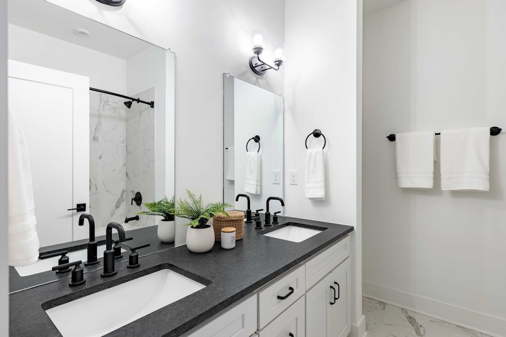 13 Modern Condos Near Downtown Nashville 26 Total Bedrooms, Sleeps 90 The Heights by Avantstay