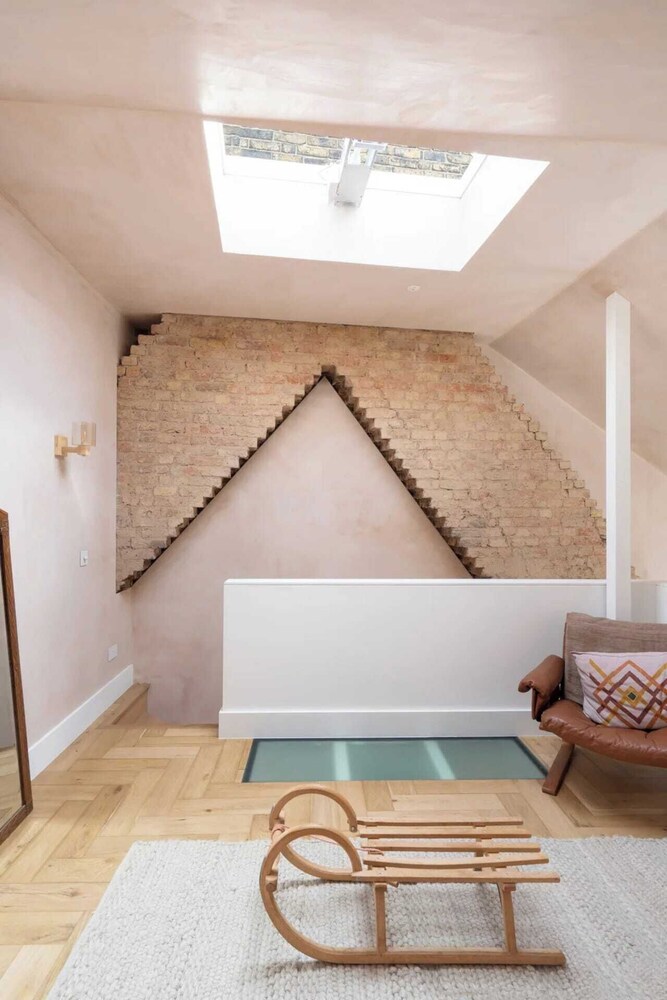 Rustic & Spacious 2BD Flat Near White City