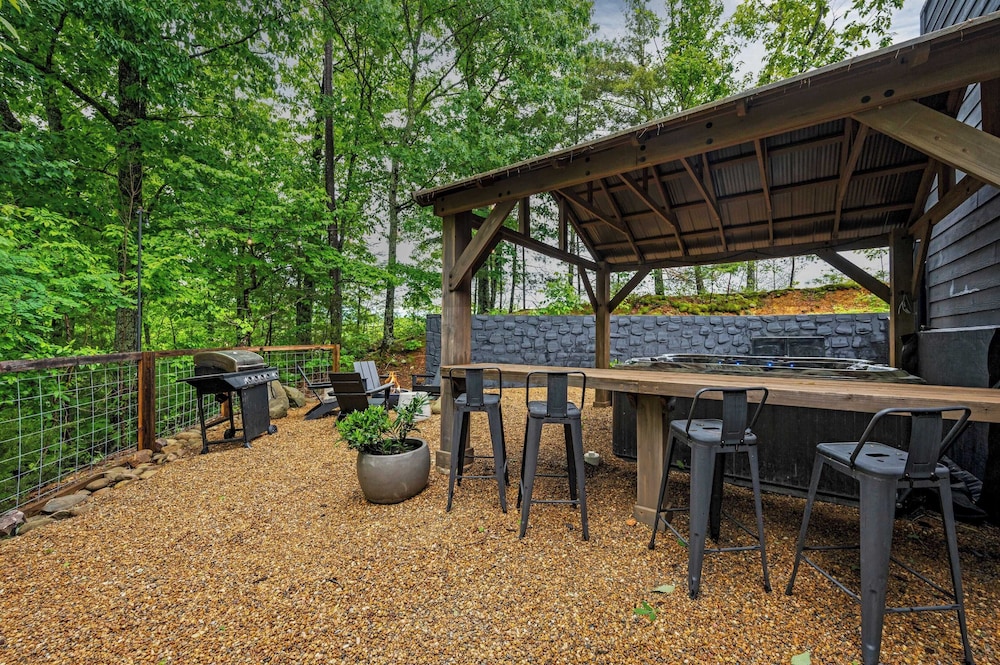 Arcade, Playground, Indoor Pool, Hot Tub, Firepit Minutes From Dollywood & National Parks 2 Firefly Mountain Suites by Avantstay
