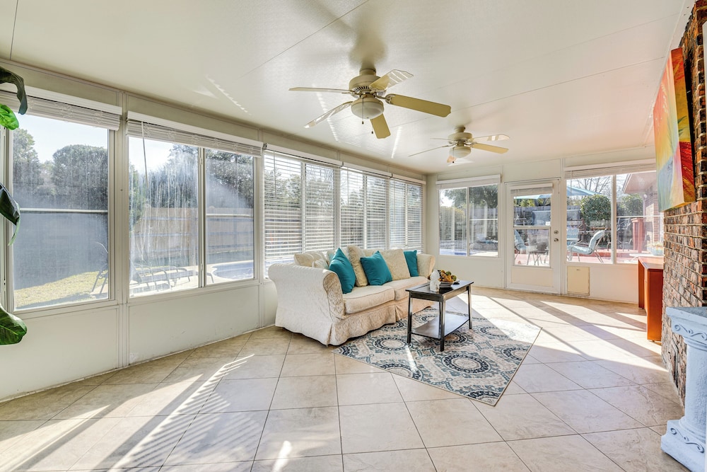 Sunny Retreat w/ Hot Tub in Fort Walton Beach!